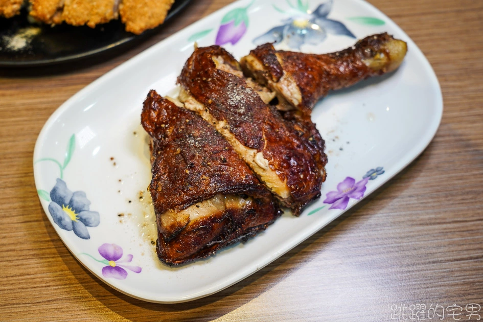 讓人一吃就會愛上的排骨飯 ! 金黃酥脆超大片! 麵皮不油咬起來還卡滋作響   宛如自助餐檯的豐富配菜 能開40年的金蘭號小吃果然厲害@跳躍的宅男