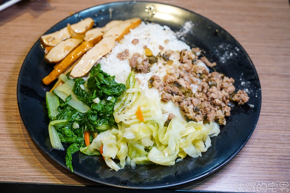 讓人一吃就會愛上的排骨飯 ! 金黃酥脆超大片! 麵皮不油咬起來還卡滋作響   宛如自助餐檯的豐富配菜 能開40年的金蘭號小吃果然厲害@跳躍的宅男