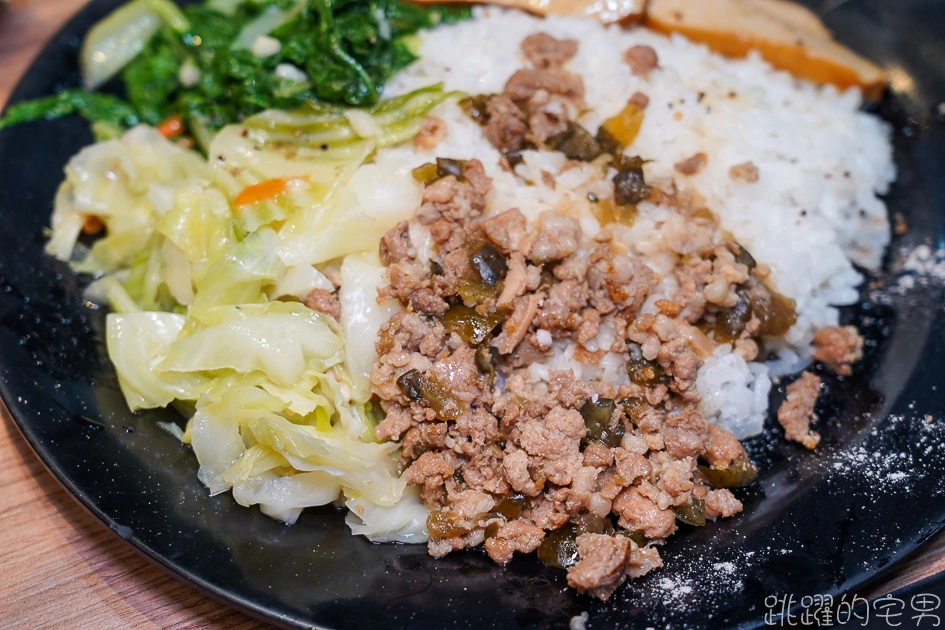 讓人一吃就會愛上的排骨飯 ! 金黃酥脆超大片! 麵皮不油咬起來還卡滋作響   宛如自助餐檯的豐富配菜 能開40年的金蘭號小吃果然厲害@跳躍的宅男