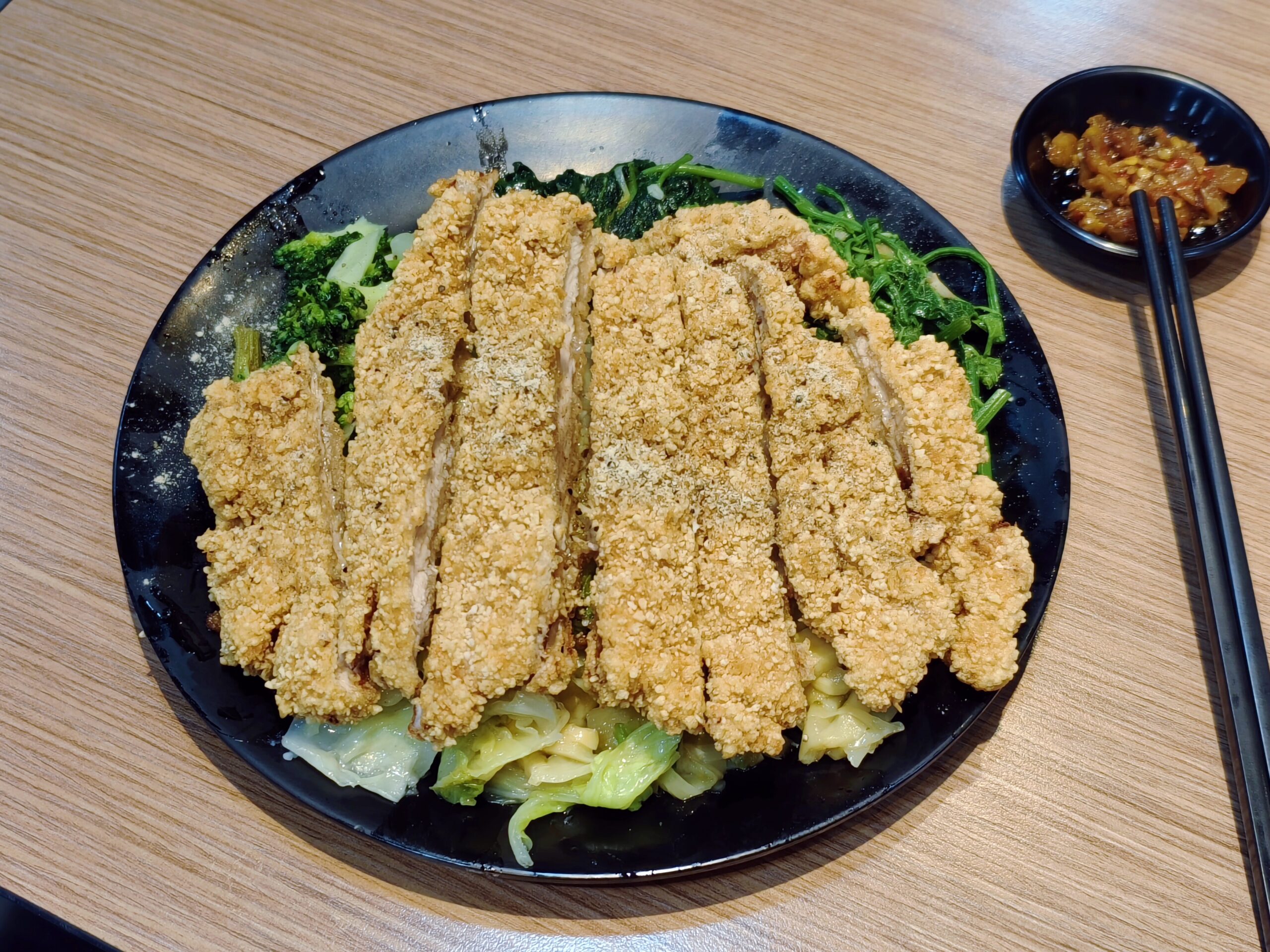 讓人一吃就會愛上的排骨飯 ! 金黃酥脆超大片! 麵皮不油咬起來還卡滋作響   宛如自助餐檯的豐富配菜 能開40年的金蘭號小吃果然厲害@跳躍的宅男