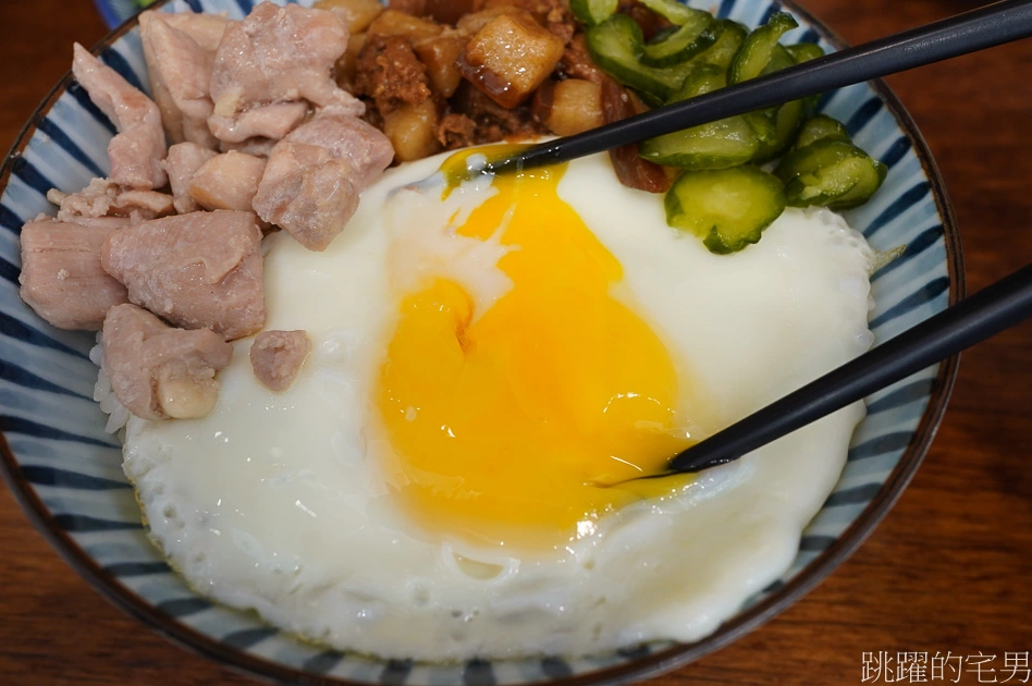 [花蓮美食]飯人小吃店-滷肉飯加雞肉再來個半熟蛋 這樣吃最對味 提供飯人小吃店菜單 花蓮小吃