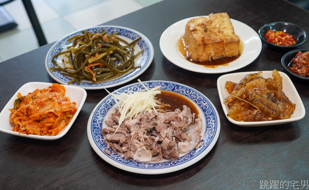 [花蓮市美食]竹舍小吃-必點半熟滷肉飯超好吃 必點榨菜肉絲麵 大碗滿意湯頭超夠味 加上特製辣椒醬簡直飛天 這家花蓮小吃別錯過 竹舍小吃菜單