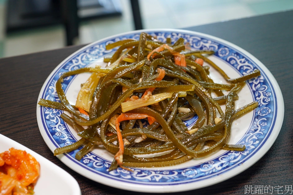 [花蓮市美食]竹舍小吃-必點半熟滷肉飯超好吃 必點榨菜肉絲麵 大碗滿意湯頭超夠味 加上特製辣椒醬簡直飛天 這家花蓮小吃別錯過 竹舍小吃菜單