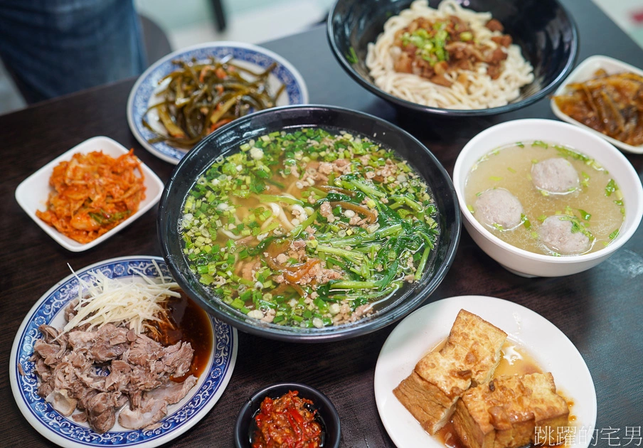 [花蓮市美食]竹舍小吃-必點半熟滷肉飯超好吃 必點榨菜肉絲麵 大碗滿意湯頭超夠味 加上特製辣椒醬簡直飛天 這家花蓮小吃別錯過 竹舍小吃菜單