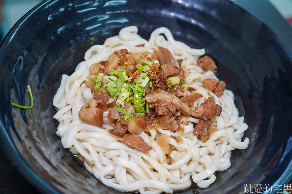 [花蓮市美食]竹舍小吃-必點半熟滷肉飯超好吃 必點榨菜肉絲麵 大碗滿意湯頭超夠味 加上特製辣椒醬簡直飛天 這家花蓮小吃別錯過 竹舍小吃菜單