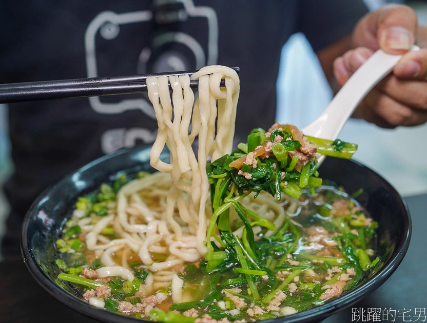 [花蓮市美食]竹舍小吃-必點半熟滷肉飯超好吃 必點榨菜肉絲麵 大碗滿意湯頭超夠味 加上特製辣椒醬簡直飛天 這家花蓮小吃別錯過 竹舍小吃菜單