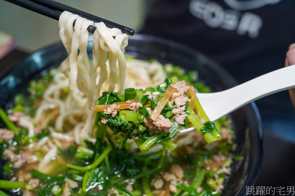 [花蓮市美食]竹舍小吃-必點半熟滷肉飯超好吃 必點榨菜肉絲麵 大碗滿意湯頭超夠味 加上特製辣椒醬簡直飛天 這家花蓮小吃別錯過 竹舍小吃菜單