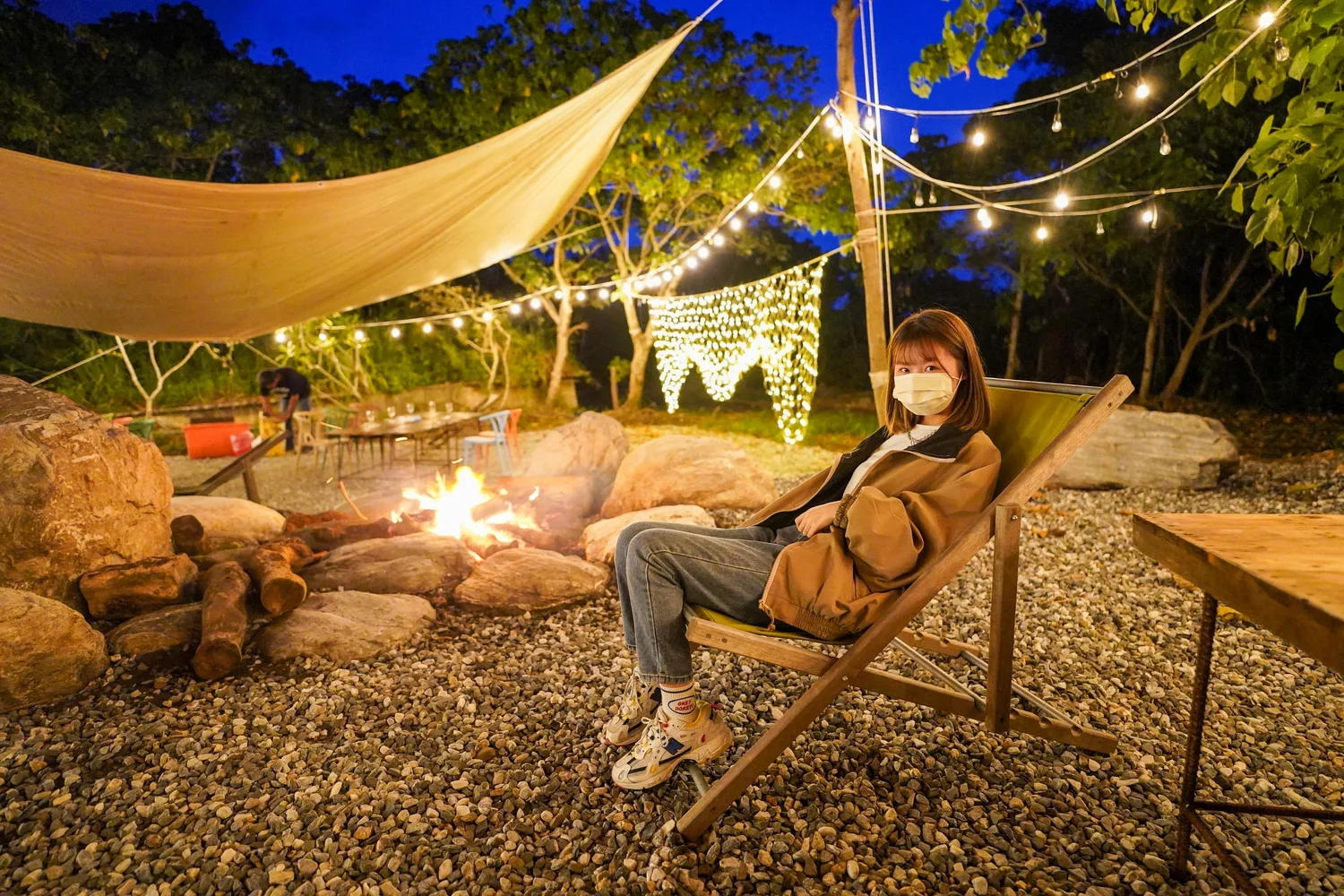 [花蓮旅遊]嘻餐町-溪畔餐桌-花蓮最Chill浪漫秘境森林野餐「火柴餐桌」白色天幕加上營火、專人服務、牛排 氣泡水香檳 讓你陶醉不想回家、賣火柴的餐桌、花蓮美食、花蓮活動、花蓮景點