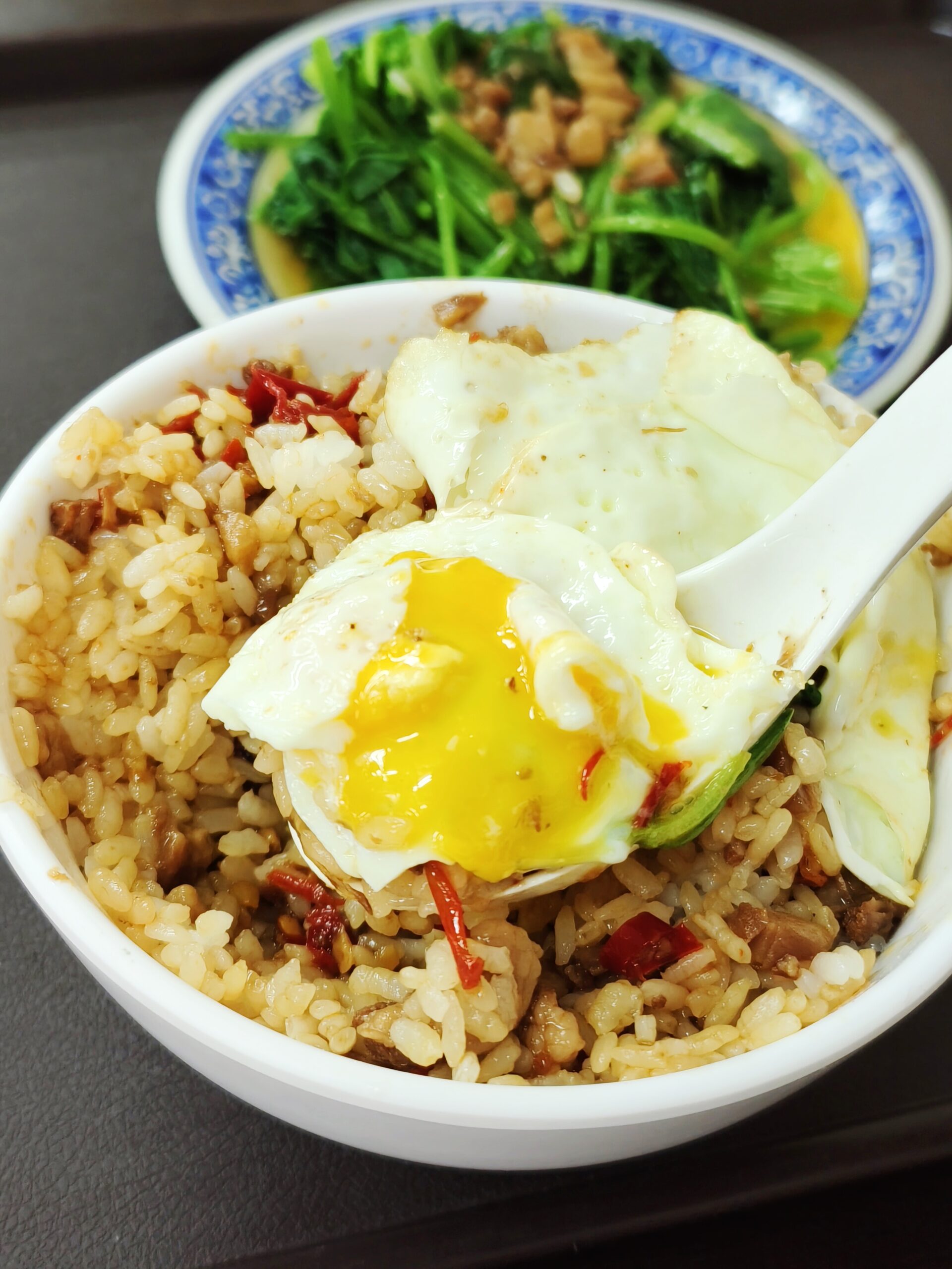 [花蓮市美食]竹舍小吃-必點半熟滷肉飯超好吃 必點榨菜肉絲麵 大碗滿意湯頭超夠味 加上特製辣椒醬簡直飛天 這家花蓮小吃別錯過 竹舍小吃菜單