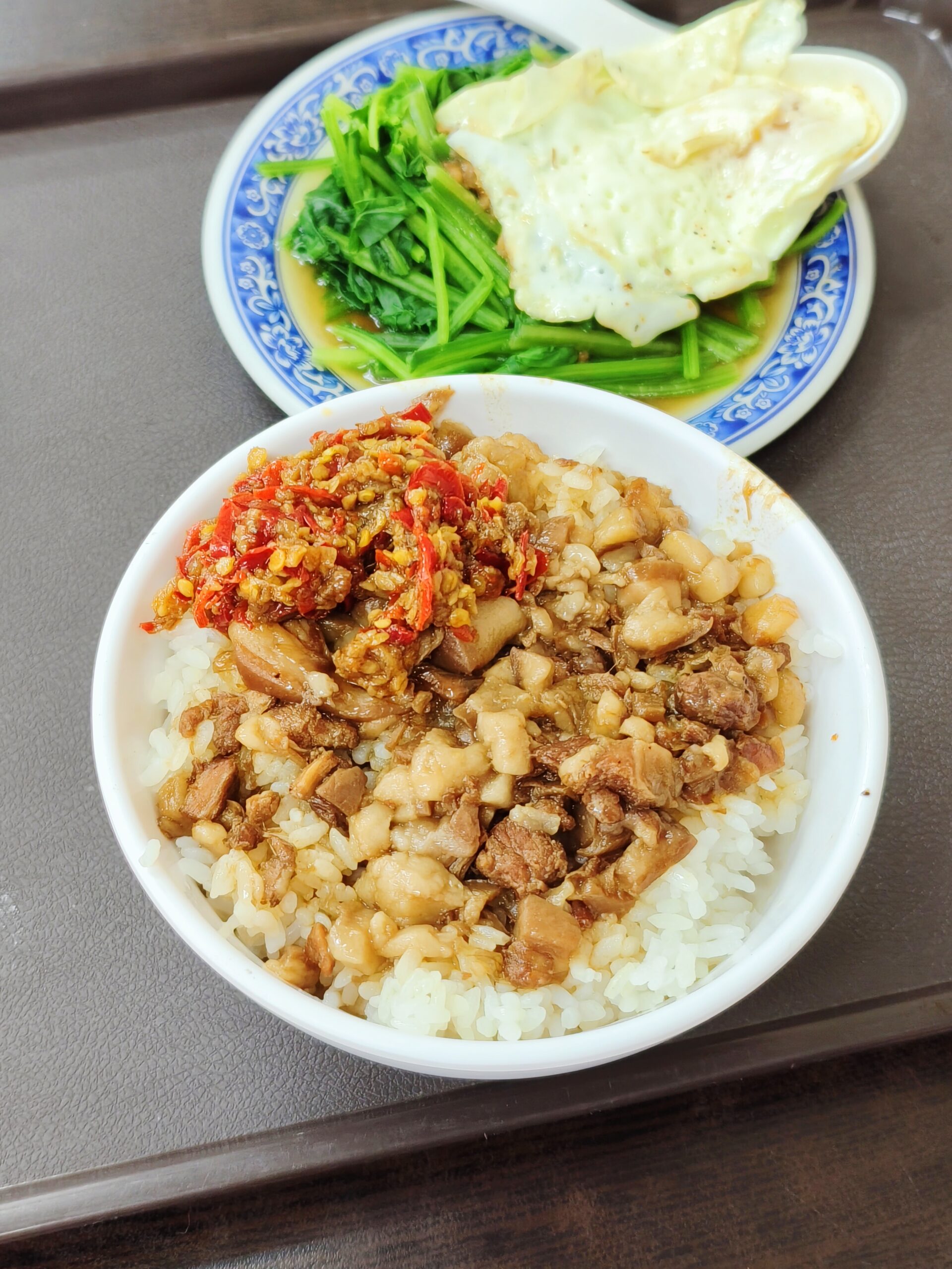 [花蓮市美食]竹舍小吃-必點半熟滷肉飯超好吃 必點榨菜肉絲麵 大碗滿意湯頭超夠味 加上特製辣椒醬簡直飛天 這家花蓮小吃別錯過 竹舍小吃菜單