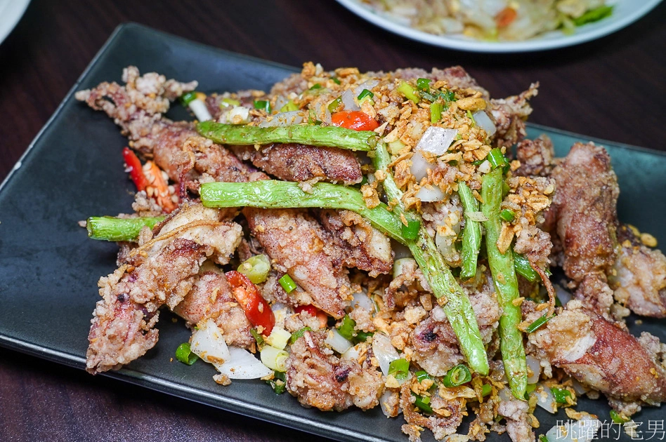 [花蓮美食]明今活海鮮- 蒜酥小卷必點，外層微酥裡面軟嫩，好吃炒米粉吃不膩，花蓮海產店 明今麵館