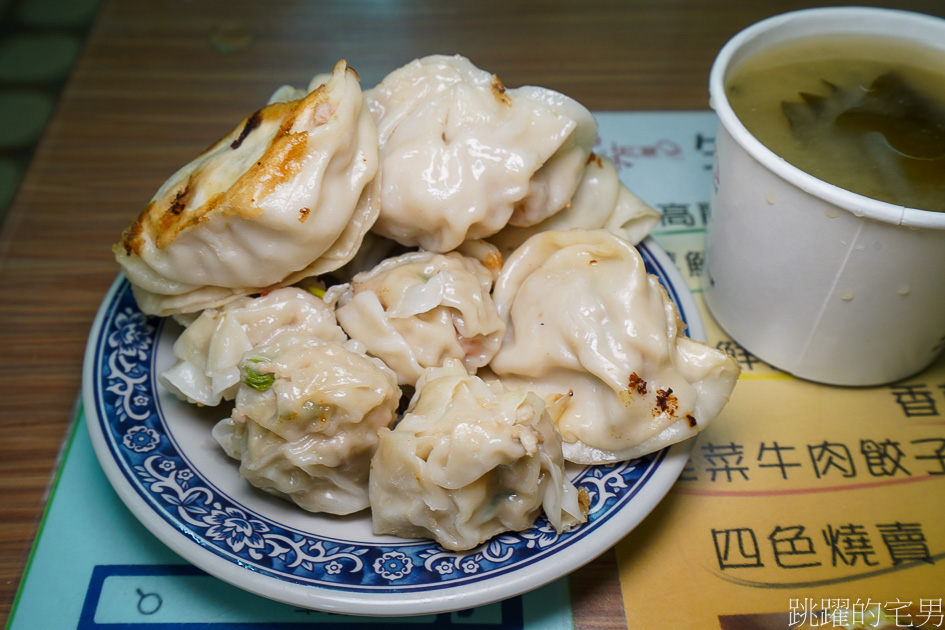 [花蓮早餐]怡味餐店-這家古早味蛋餅充滿焦香又有嚼勁，必點燒賣、煎包，常常老闆忙不過來，大家就自己夾起來