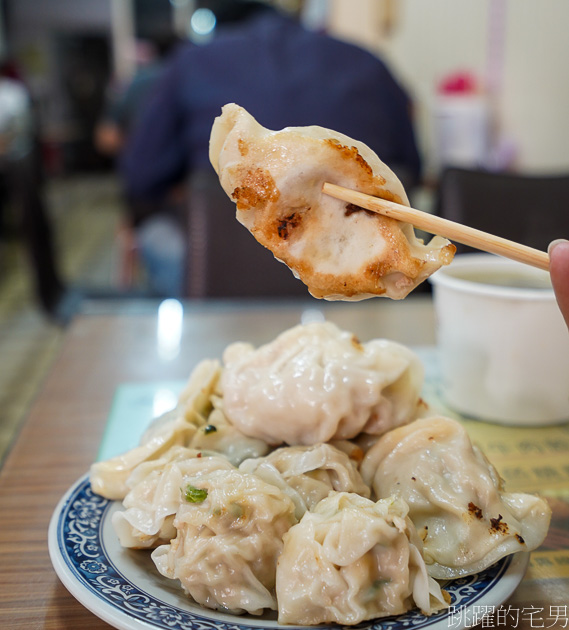 [花蓮早餐]怡味餐店-這家古早味蛋餅充滿焦香又有嚼勁，必點燒賣、煎包，常常老闆忙不過來，大家就自己夾起來