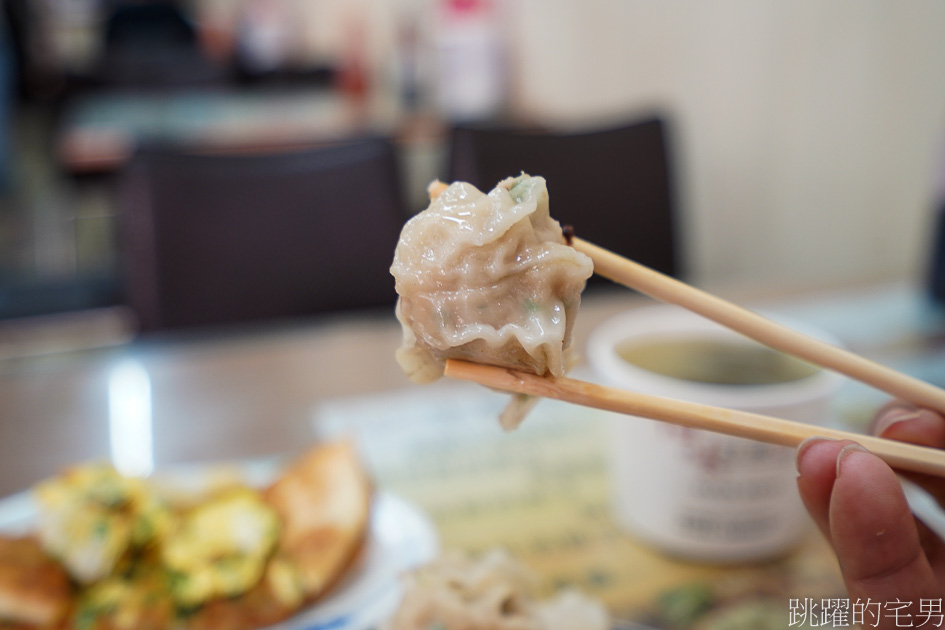 [花蓮早餐]怡味餐店-這家古早味蛋餅充滿焦香又有嚼勁，必點燒賣、煎包，常常老闆忙不過來，大家就自己夾起來