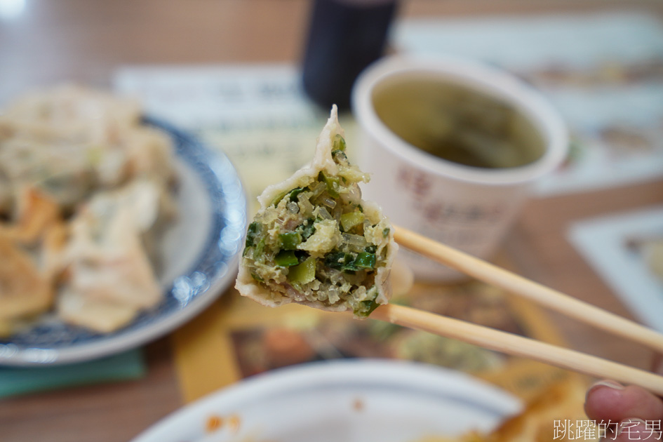 [花蓮早餐]怡味餐店-這家古早味蛋餅充滿焦香又有嚼勁，必點燒賣、煎包，常常老闆忙不過來，大家就自己夾起來