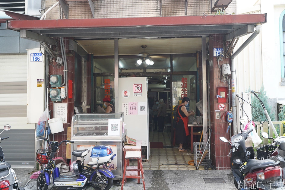 [花蓮早餐]怡味餐店-這家古早味蛋餅充滿焦香又有嚼勁，必點燒賣、煎包，常常老闆忙不過來，大家就自己夾起來