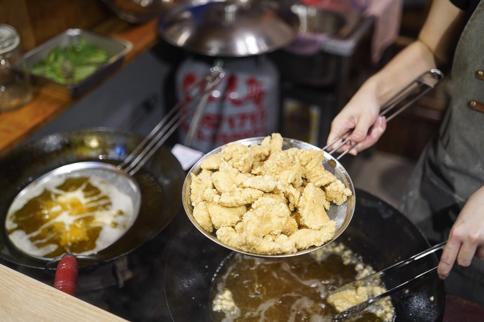 [花蓮美食]太黏人舖子-這家鹹酥雞我吃爆!! 秘製雞肉嫩到一個不行，咬下去還有湯汁，一週只開三天   花蓮鹹酥雞推薦 花蓮小吃 又一村文創園區