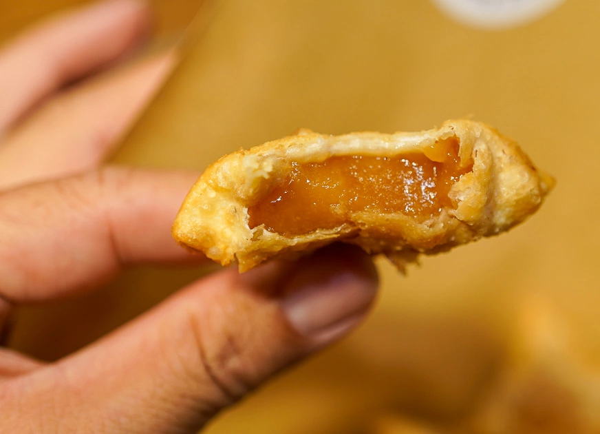 [花蓮美食]太黏人舖子-這家鹹酥雞我吃爆!! 秘製雞肉嫩到一個不行，咬下去還有湯汁，一週只開三天   花蓮鹹酥雞推薦 花蓮小吃 又一村文創園區