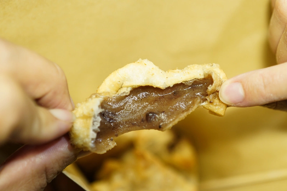 [花蓮美食]太黏人舖子-這家鹹酥雞我吃爆!! 秘製雞肉嫩到一個不行，咬下去還有湯汁，一週只開三天   花蓮鹹酥雞推薦 花蓮小吃 又一村文創園區