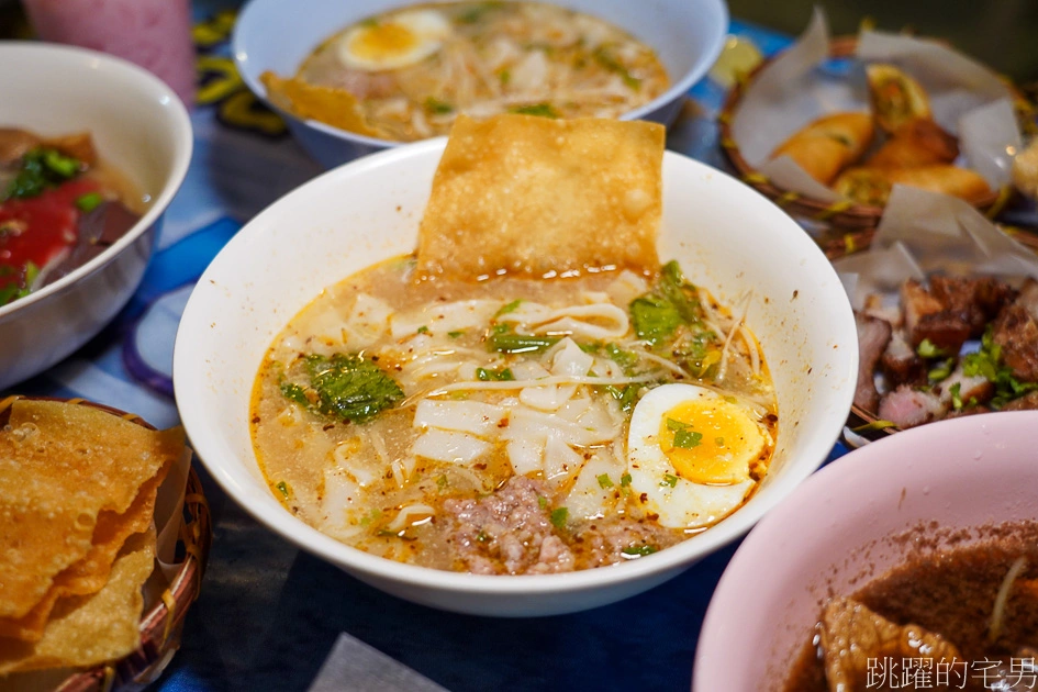 [劍潭站美食]哈哈羅55泰式船麵-真的以為在泰國!  泰文招牌加上泰國音樂，完整度根本100％ 必點酥辣粿條 一碗只要55元 士林美食 台北泰式料理