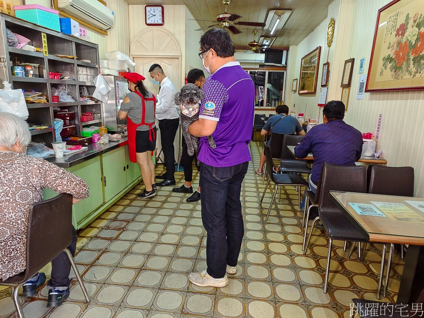 [花蓮早餐]怡味餐店-這家古早味蛋餅充滿焦香又有嚼勁，必點燒賣、煎包，常常老闆忙不過來，大家就自己夾起來