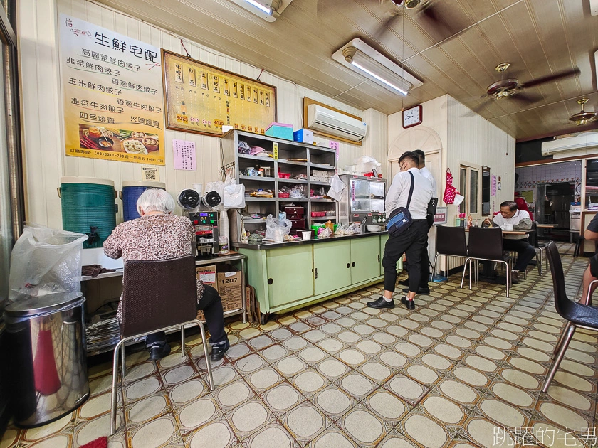 [花蓮早餐]怡味餐店-這家古早味蛋餅充滿焦香又有嚼勁，必點燒賣、煎包，常常老闆忙不過來，大家就自己夾起來