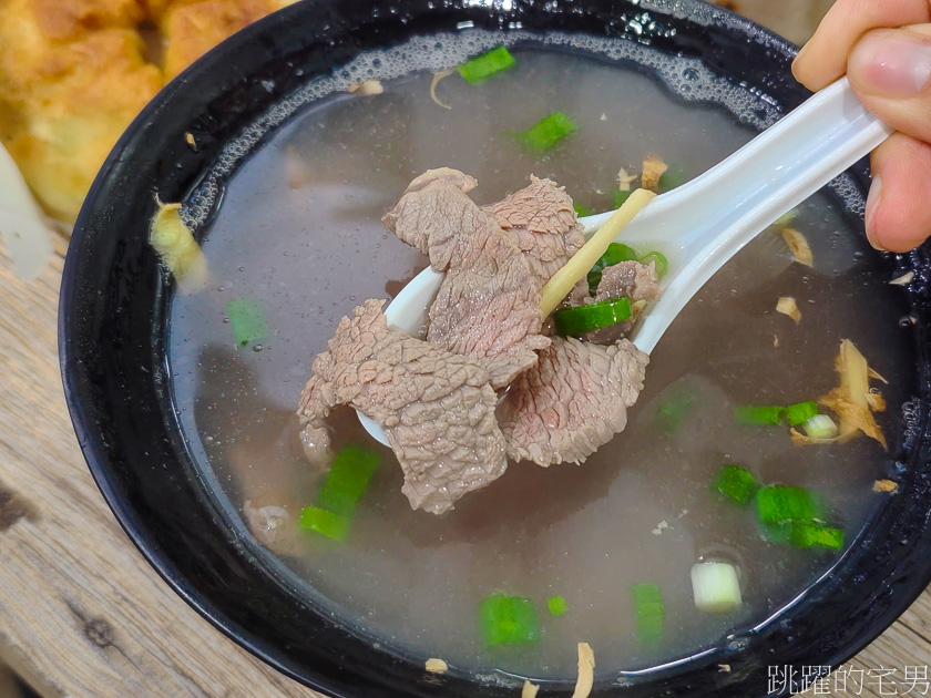 [花蓮美食]好時光牛肉湯、蔥餅-這家牛肉湯用花蓮溫體牛肉，味道口感就是不同，蔥餅咬下去滿滿蔥花，立馬再吃一個 花蓮小吃  花蓮蔥餅