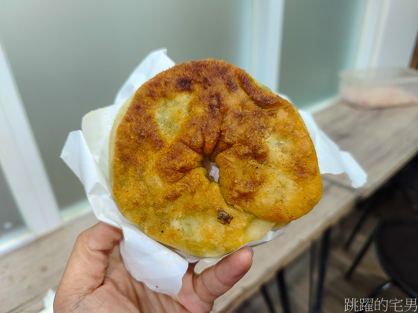 [花蓮美食]好時光牛肉湯、蔥餅-這家牛肉湯用花蓮溫體牛肉，味道口感就是不同，蔥餅咬下去滿滿蔥花，立馬再吃一個 花蓮小吃  花蓮蔥餅