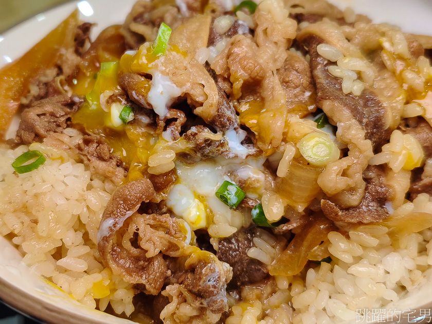 [花蓮美食]大盛屋日式丼飯- 牛肉口感柔軟，甜鹹醬汁淋在白飯超對味，超大盛飽到不行  花蓮丼飯推薦 大盛屋日式丼飯菜單