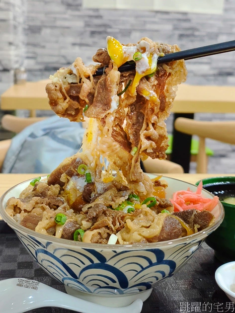 [花蓮美食]大盛屋日式丼飯- 牛肉口感柔軟，甜鹹醬汁淋在白飯超對味，超大盛飽到不行  花蓮丼飯推薦 大盛屋日式丼飯菜單