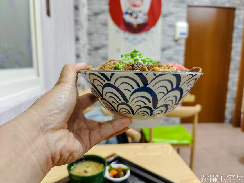 [花蓮美食]大盛屋日式丼飯- 牛肉口感柔軟，甜鹹醬汁淋在白飯超對味，超大盛飽到不行  花蓮丼飯推薦 大盛屋日式丼飯菜單