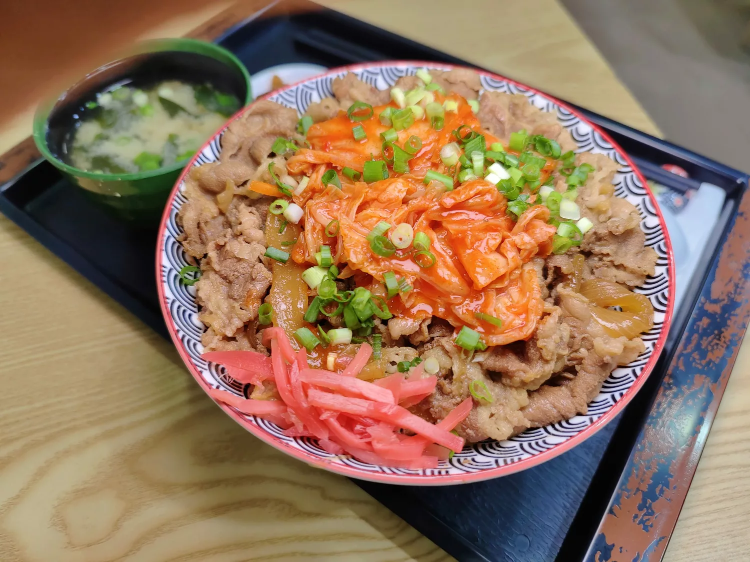 [花蓮美食]大盛屋日式丼飯- 牛肉口感柔軟，甜鹹醬汁淋在白飯超對味，超大盛飽到不行  花蓮丼飯推薦 大盛屋日式丼飯菜單