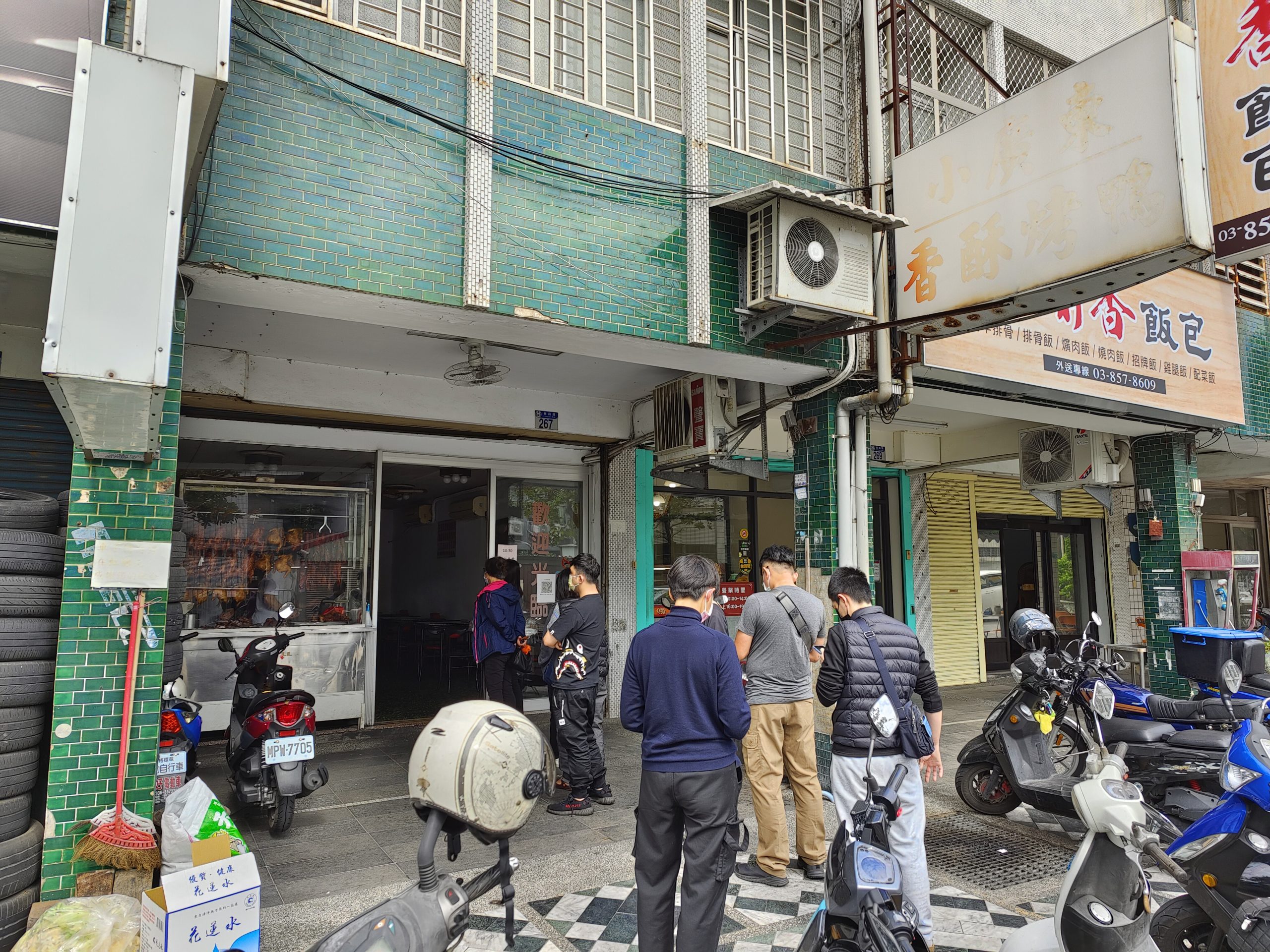 [花蓮便當]小廣東香酥烤鴨-花蓮排隊燒臘店，連燈都還沒亮就有人排隊，早上10點多是否也太扯，堪比公正包子