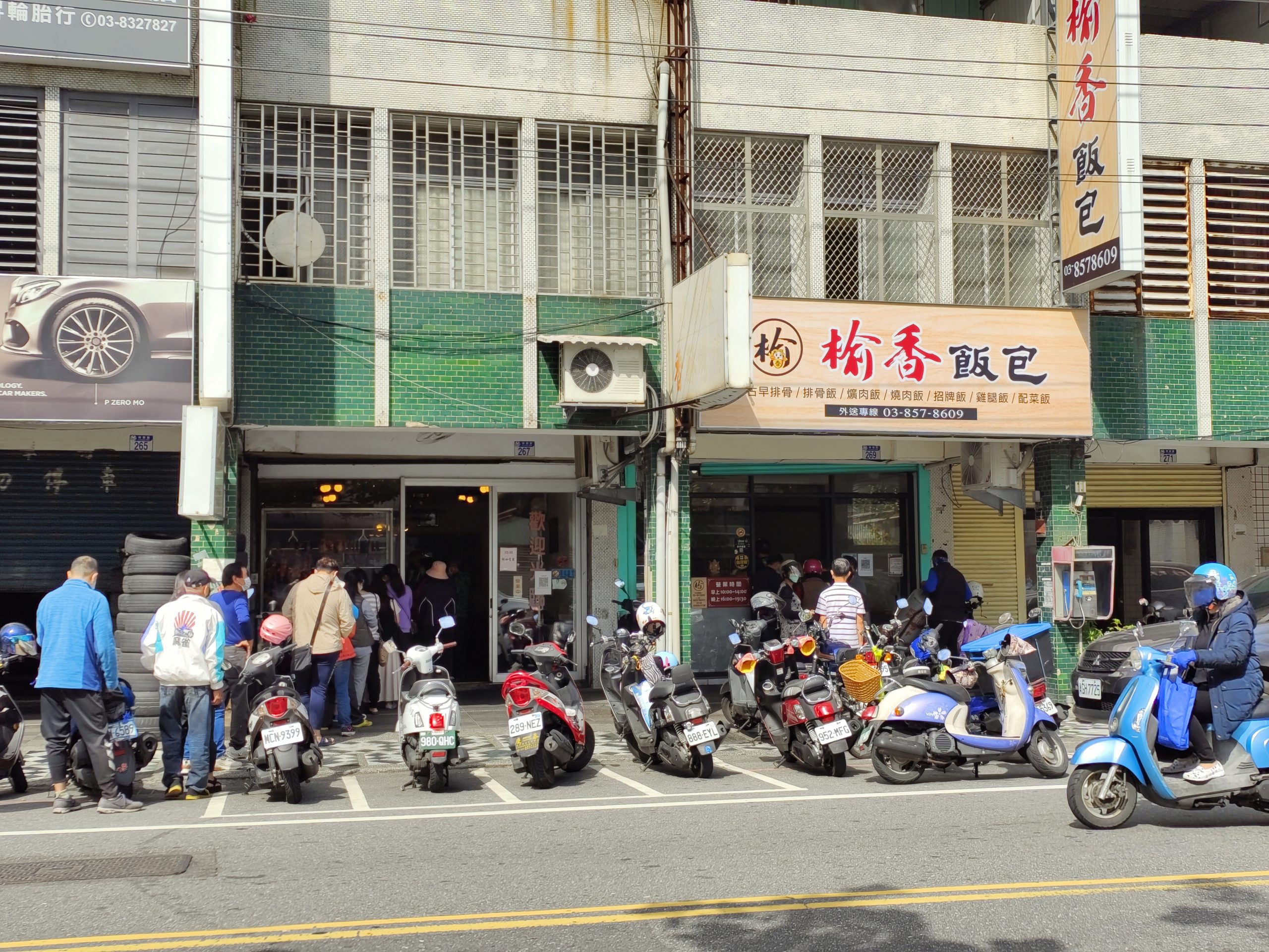 [花蓮便當]小廣東香酥烤鴨-花蓮排隊燒臘店，連燈都還沒亮就有人排隊，早上10點多是否也太扯，堪比公正包子