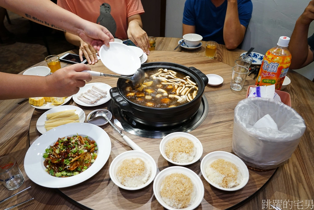 [花蓮吉安美食]阿德師烏骨雞健康廚房-花蓮火鍋推薦「阿德師烏骨雞火鍋」藥膳湯頭溫醇甘甜，新推出「個人火鍋」必點口水雞、麻辣鴨血、雞油拌飯