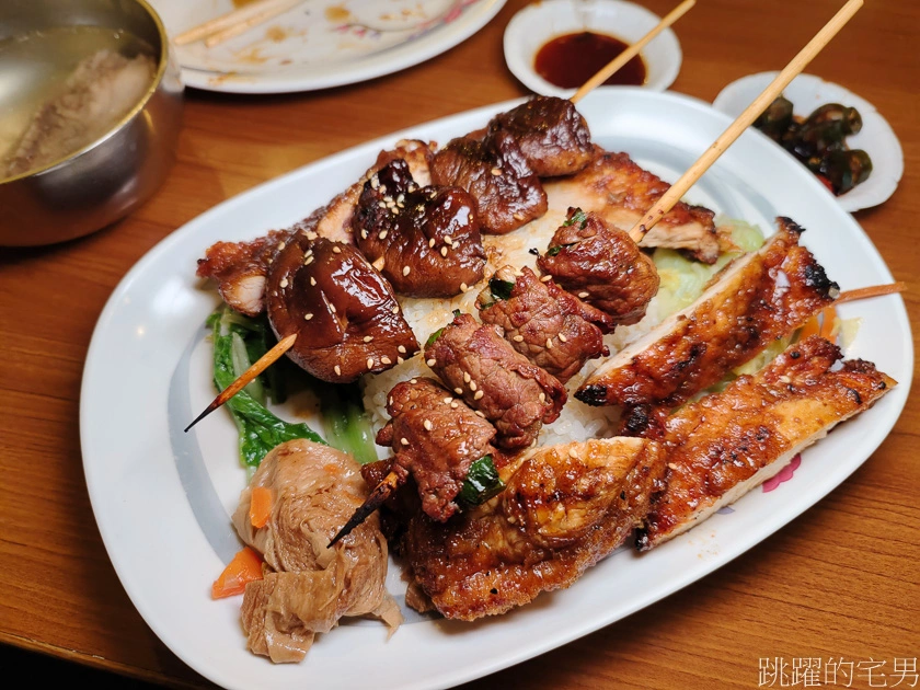 [花蓮美食]食七街碳烤食堂-開業超過10年的花蓮烤肉店，必點碳烤雞腿，還有熟客才知道的免費雞肉骨 每人都一大碗嗑超爽