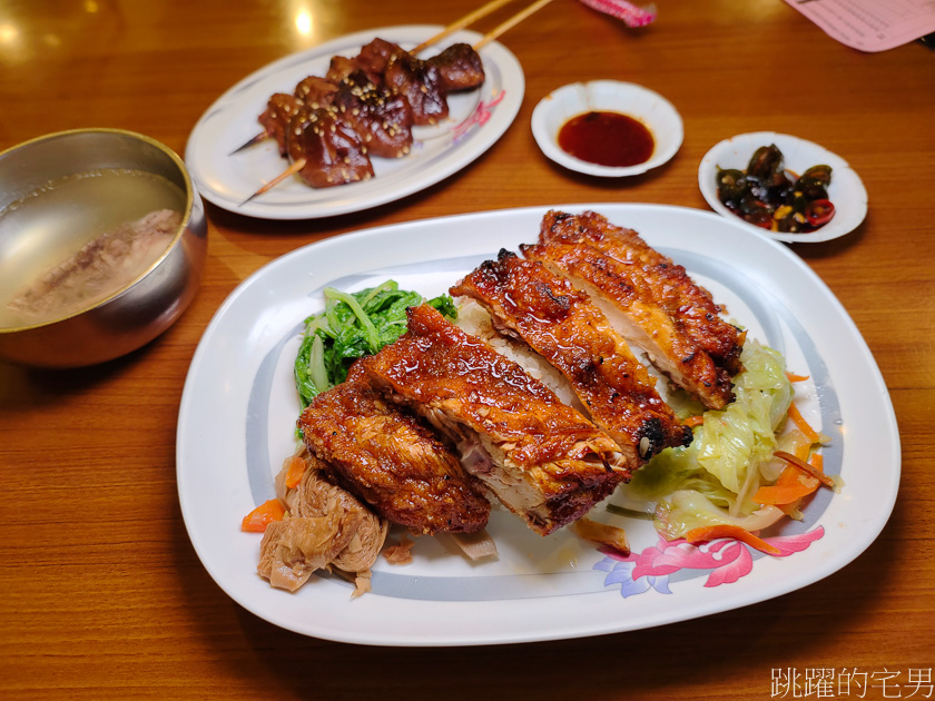 [花蓮美食]食七街碳烤食堂-開業超過10年的花蓮烤肉店，必點碳烤雞腿，還有熟客才知道的免費雞肉骨 每人都一大碗嗑超爽 @嘿!部落!