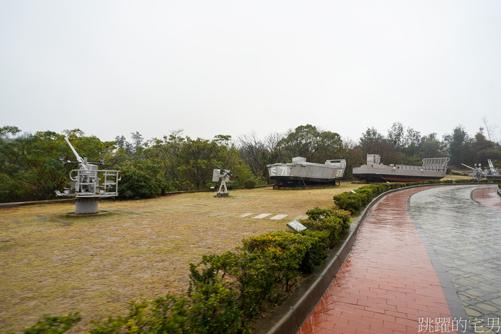 [金門景點]翟山坑道-水平如鏡面反射著上面的天然花崗岩，有種遺世之中的靜謐淒美感，令人此生難忘，絕對是金門必去景點 金門雨天備案