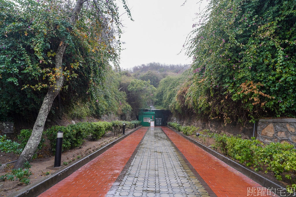 [金門景點]翟山坑道-水平如鏡面反射著上面的天然花崗岩，有種遺世之中的靜謐淒美感，令人此生難忘，絕對是金門必去景點 金門雨天備案