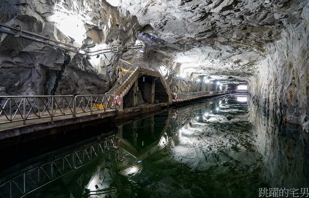 [金門景點]翟山坑道-水平如鏡面反射著上面的天然花崗岩，有種遺世之中的靜謐淒美感，令人此生難忘，絕對是金門必去景點 金門雨天備案