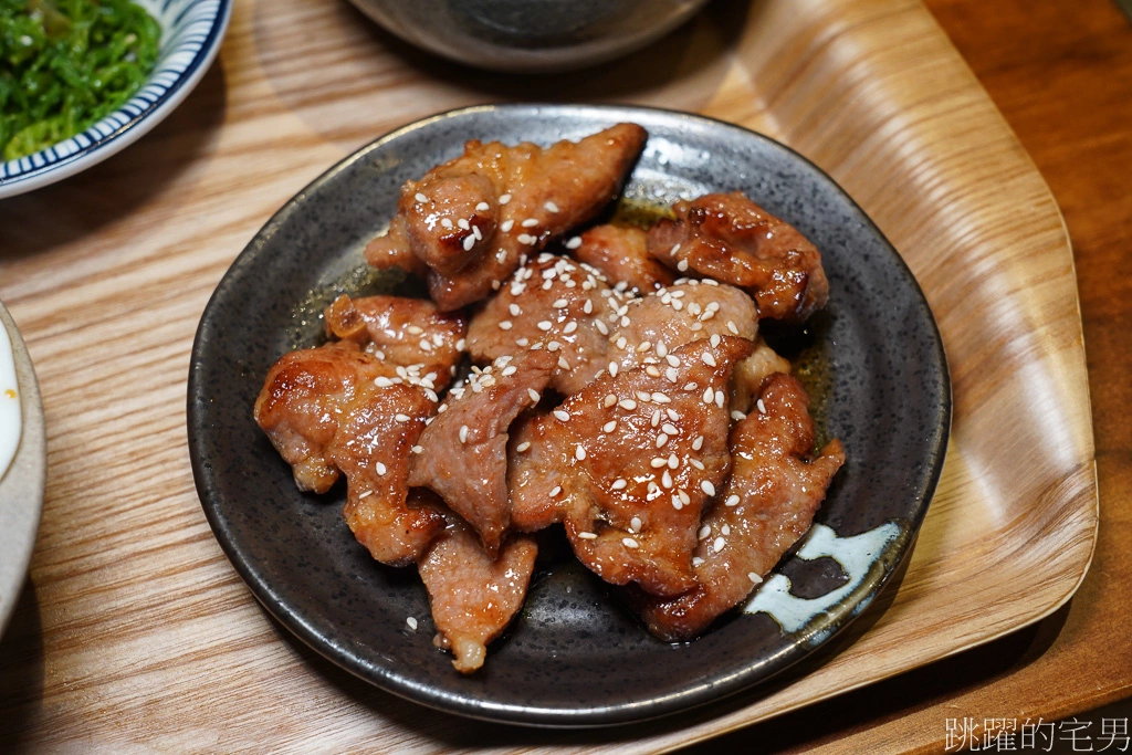 [花蓮美食]萬寶香食堂-三代做蔗燻臘肉，當然必點臘肉飯，果然令人滿意到不行，還有不加一滴水做的純酒豬腳，難怪一開店就滿滿人