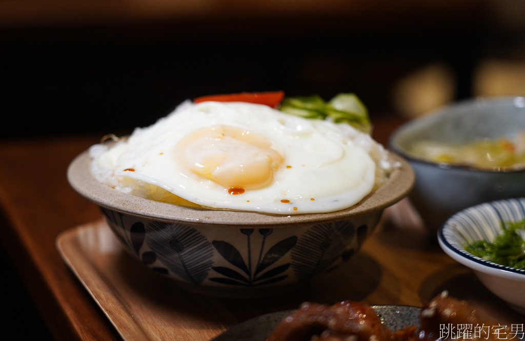 [花蓮美食]萬寶香食堂-三代做蔗燻臘肉，當然必點臘肉飯，果然令人滿意到不行，還有不加一滴水做的純酒豬腳，難怪一開店就滿滿人