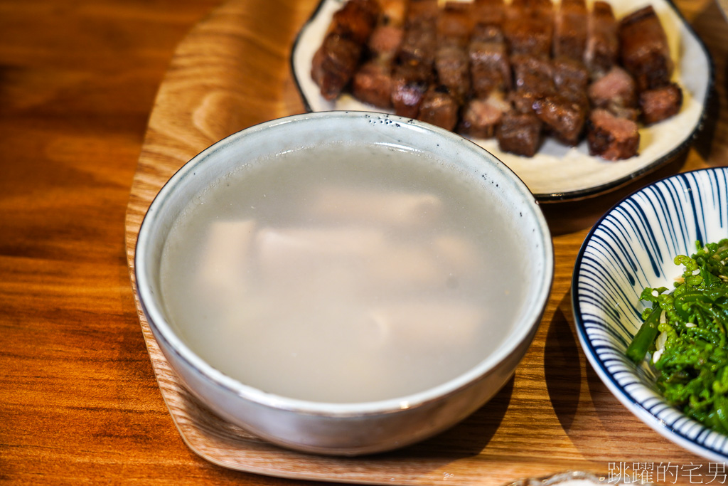 [花蓮美食]萬寶香食堂-三代做蔗燻臘肉，當然必點臘肉飯，果然令人滿意到不行，還有不加一滴水做的純酒豬腳，難怪一開店就滿滿人