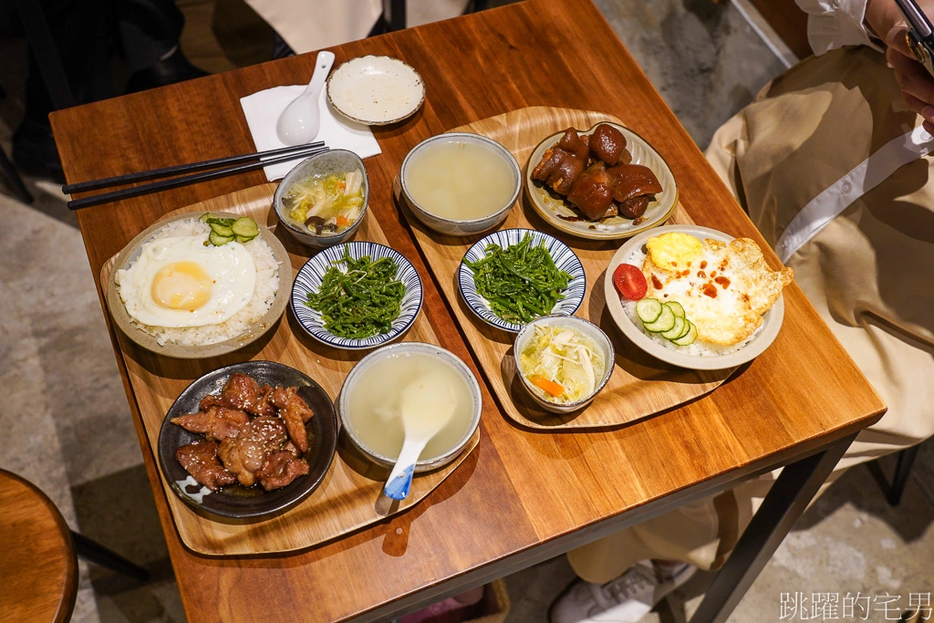 [花蓮美食]萬寶香食堂-三代做蔗燻臘肉，當然必點臘肉飯，果然令人滿意到不行，還有不加一滴水做的純酒豬腳，難怪一開店就滿滿人