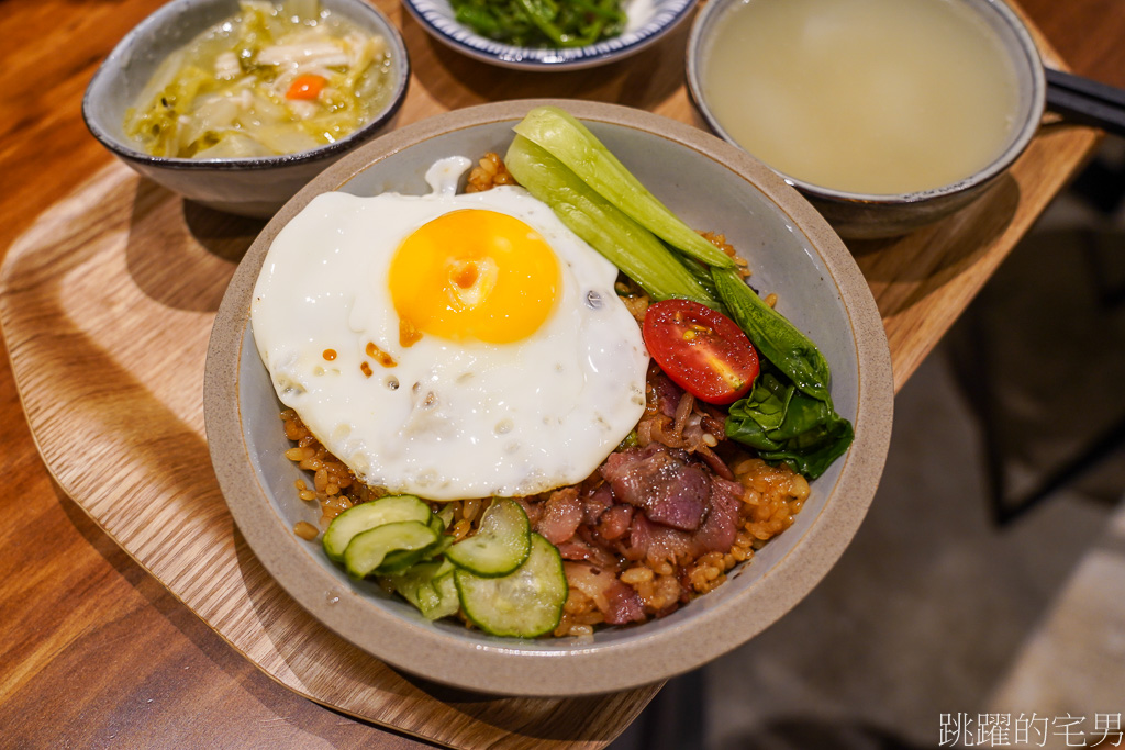 [花蓮美食]萬寶香食堂-三代做蔗燻臘肉，當然必點臘肉飯，果然令人滿意到不行，還有不加一滴水做的純酒豬腳，難怪一開店就滿滿人 @跳躍的宅男