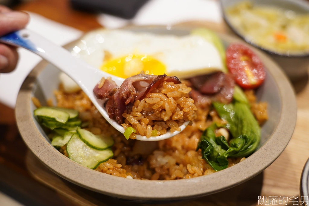 [花蓮美食]萬寶香食堂-三代做蔗燻臘肉，當然必點臘肉飯，果然令人滿意到不行，還有不加一滴水做的純酒豬腳，難怪一開店就滿滿人