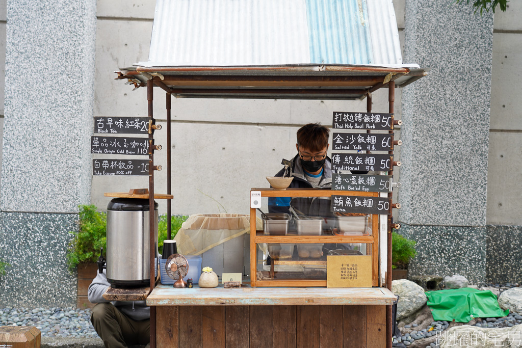 [花蓮早餐]飯糰店Rice Ball Store金寶號飯糰店-這家早餐必點溏心蛋飯糰，吃起來真爽，復古包裝很是吸睛  花蓮飯糰店