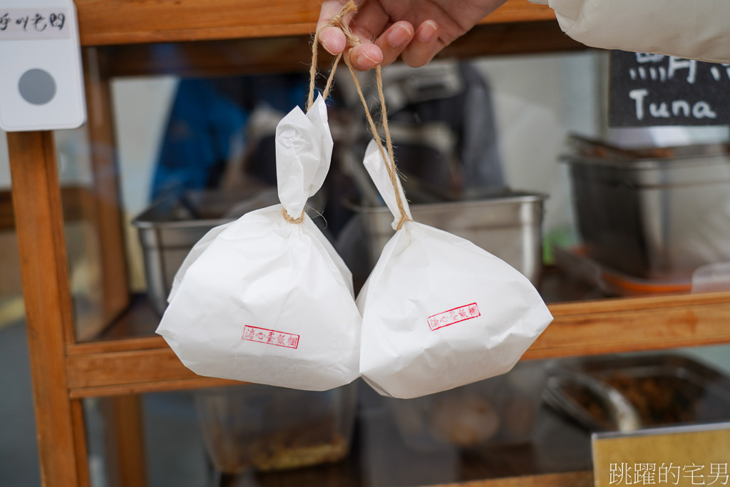 [花蓮早餐]飯糰店Rice Ball Store金寶號飯糰店-這家早餐必點溏心蛋飯糰，吃起來真爽，復古包裝很是吸睛  花蓮飯糰店