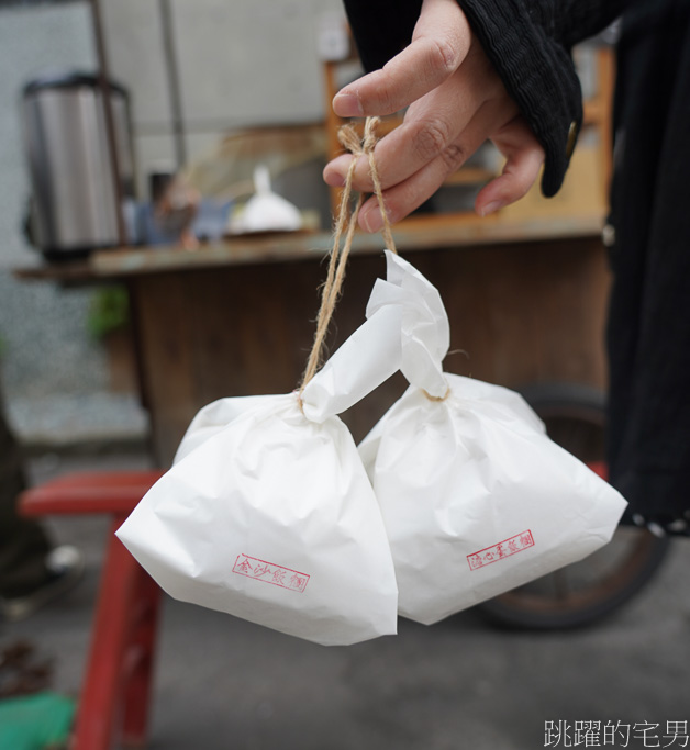 [花蓮早餐]飯糰店Rice Ball Store金寶號飯糰店-這家早餐必點溏心蛋飯糰，吃起來真爽，復古包裝很是吸睛  花蓮飯糰店