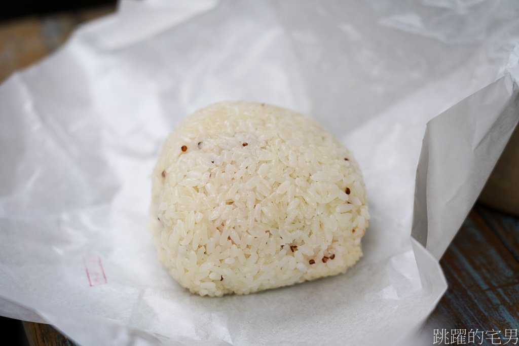 [花蓮早餐]飯糰店Rice Ball Store金寶號飯糰店-這家早餐必點溏心蛋飯糰，吃起來真爽，復古包裝很是吸睛  花蓮飯糰店